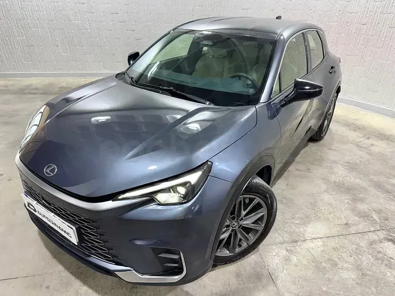 Usado Lexus LBX 136 CV (100 kW) 2024 Gris / plata SUV