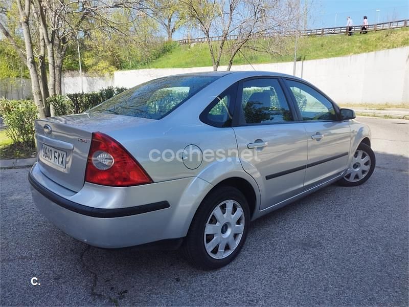 Usado Ford Focus Trend 115 CV (84 kW) 2007 Gris / plata Berlina