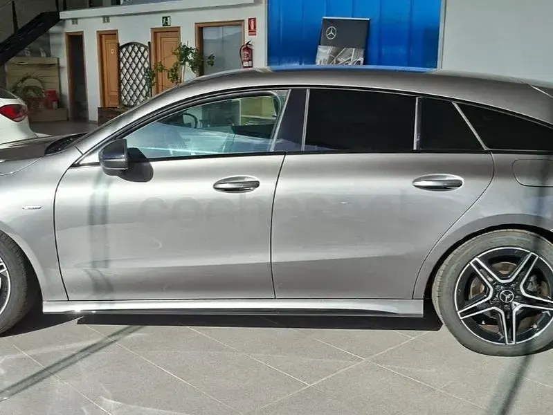 Usado Mercedes CLA200 Shooting Brake 150 CV (110 kW) 2021 Gris / plata Familiar