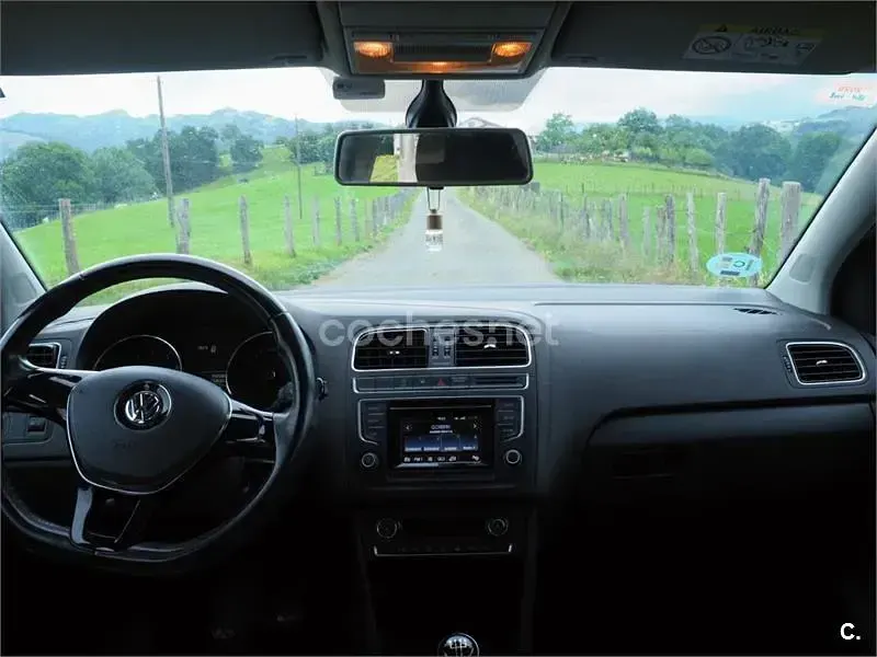 Usado VW Polo Advance 90 CV (66 kW) 2016 Gris / plata Berlina