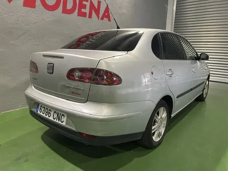 Usado Seat Cordoba Stylance 75 CV (55 kW) 2004 Gris / plata Berlina