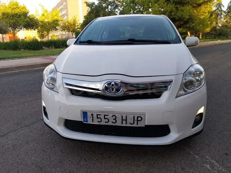 Usado Toyota Auris Hybrid Active 135 CV (99 kW) 2012 Blanco Berlina