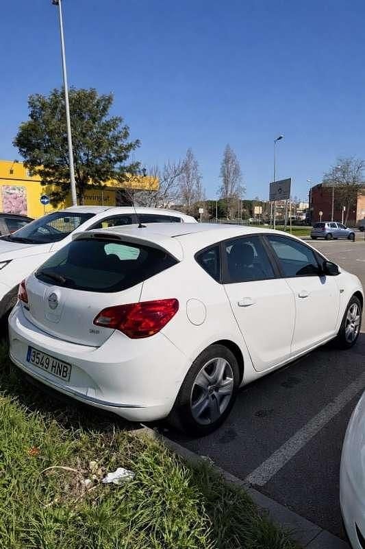 Usado Opel Astra Sportive 110 CV (80 kW) 2012 Blanco Utilitario