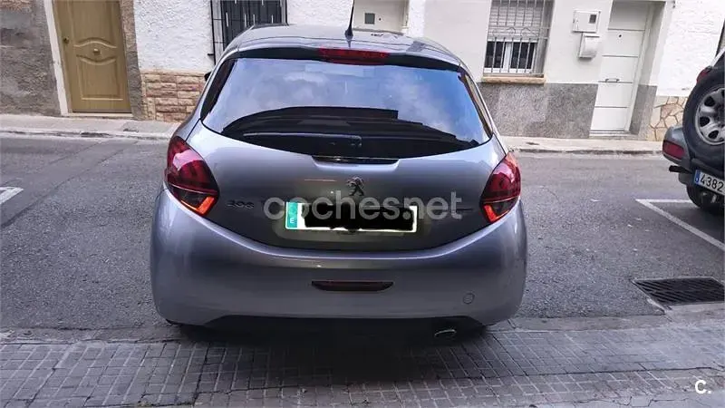 Usado Peugeot 208 GT-line 110 CV (80 kW) 2019 Gris / plata Utilitario