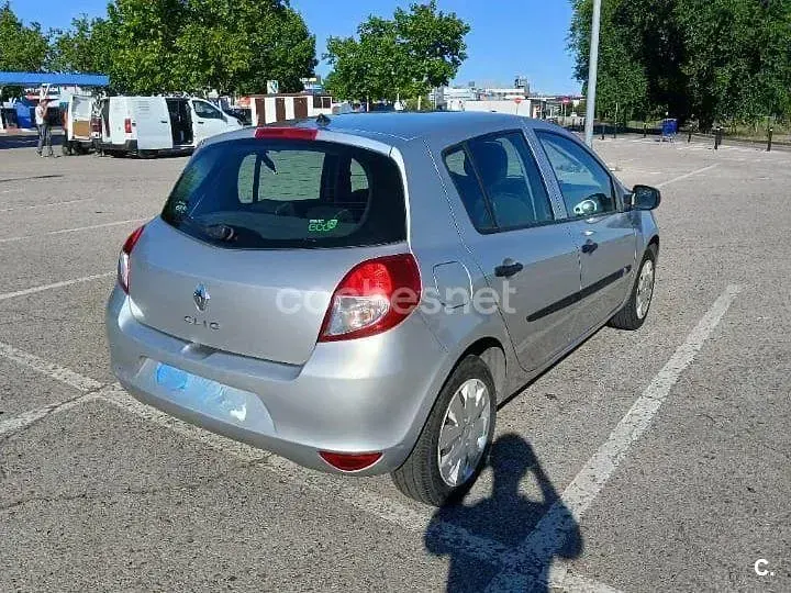 Usado Renault Clio IV 75 CV (55 kW) 2012 Gris / plata Berlina