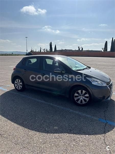 Usado Peugeot 208 Active 82 CV (60 kW) 2014 Negro Utilitario