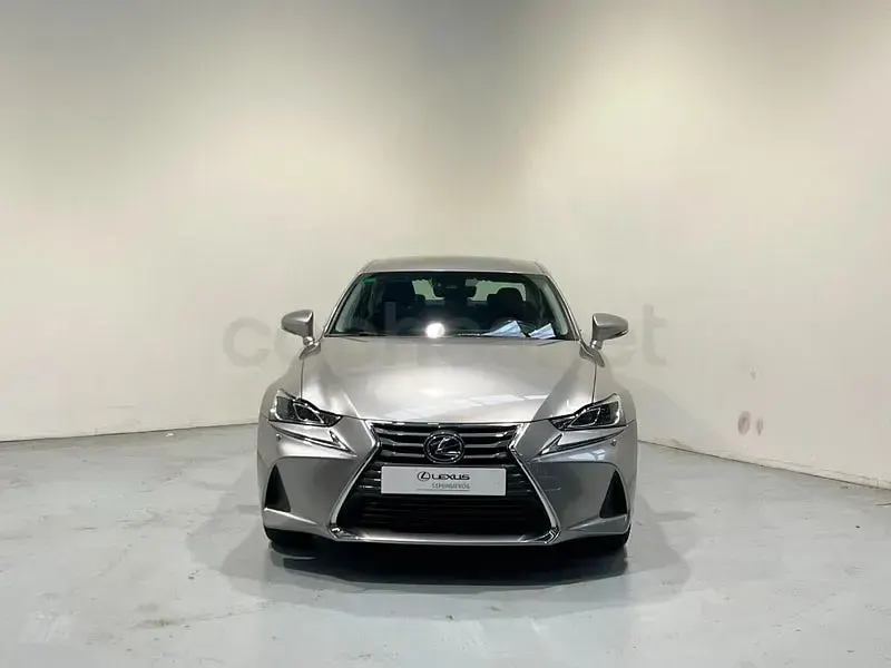 Usado Lexus IS300h Executive Line 223 CV (164 kW) 2018 Gris / plata Berlina
