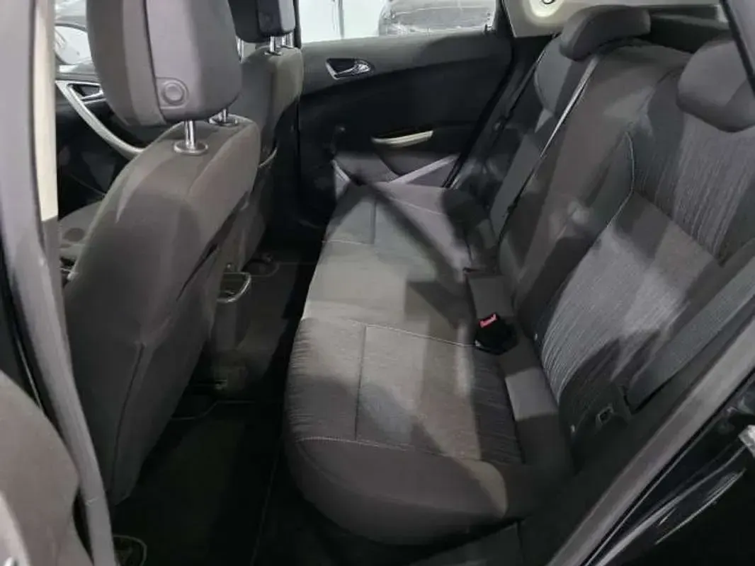 Usado Opel Astra Cosmo 110 CV (80 kW) 2010 Negro Utilitario