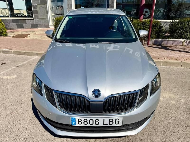Usado Skoda Octavia Active 116 CV (85 kW) 2019 Gris / plata Berlina