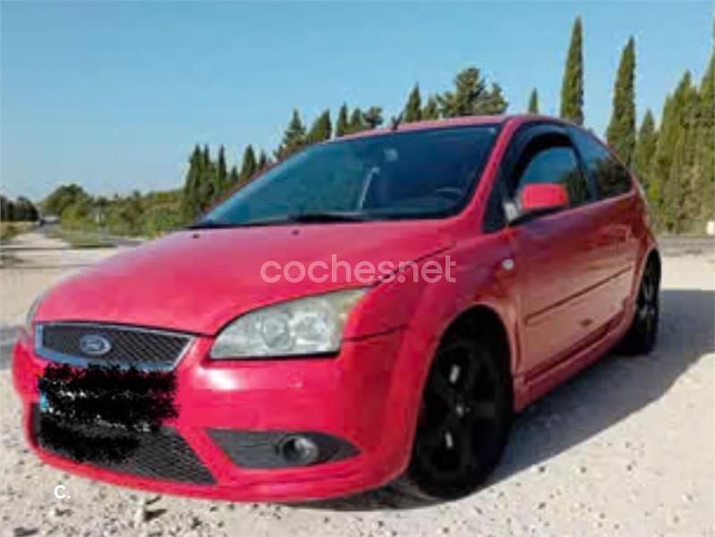 Usado Ford Focus Trend 100 CV (73 kW) 2003 Rojo Berlina