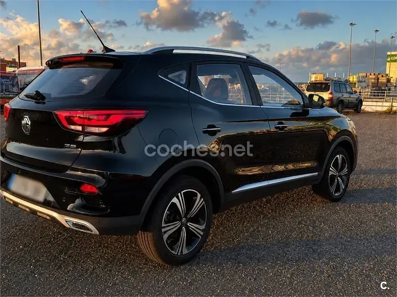 Usado MG ZS Comfort 111 CV (81 kW) 2022 Negro SUV