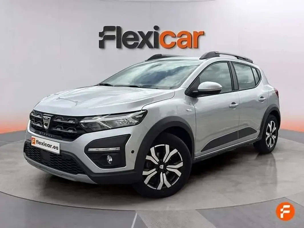Usado Dacia Sandero Comfort 91 CV (66 kW) 2021 Gris Utilitario