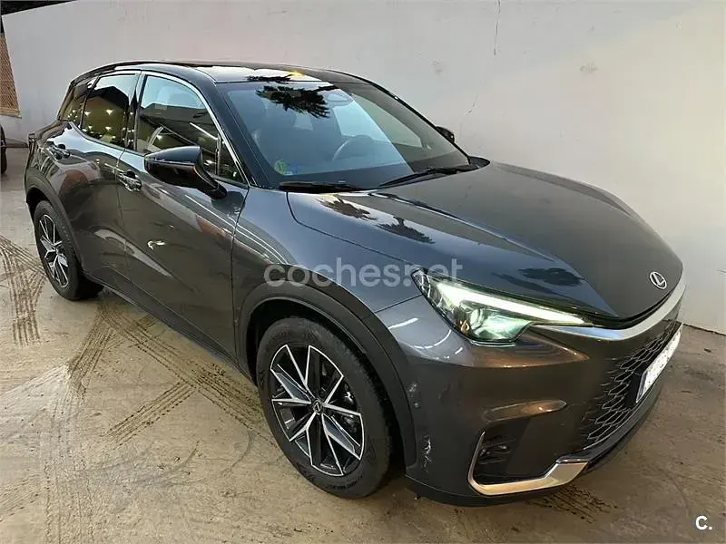 Usado Lexus LBX 136 CV (100 kW) 2024 Gris / plata SUV