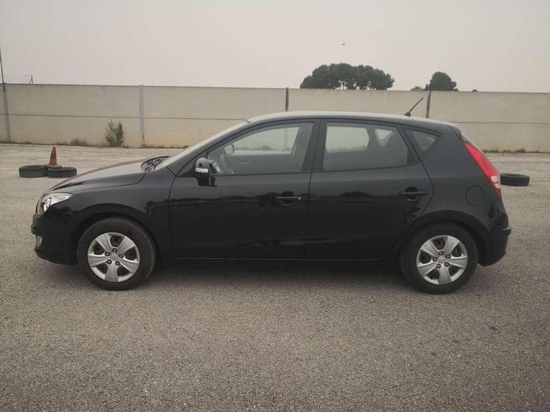 Usado Hyundai i30 Comfort 109 HP (80 kW) 2011 Preto Citadino