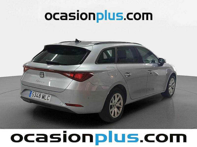 Usado Seat Leon Style 130 CV (95 kW) 2023 Gris plata Monovolumen