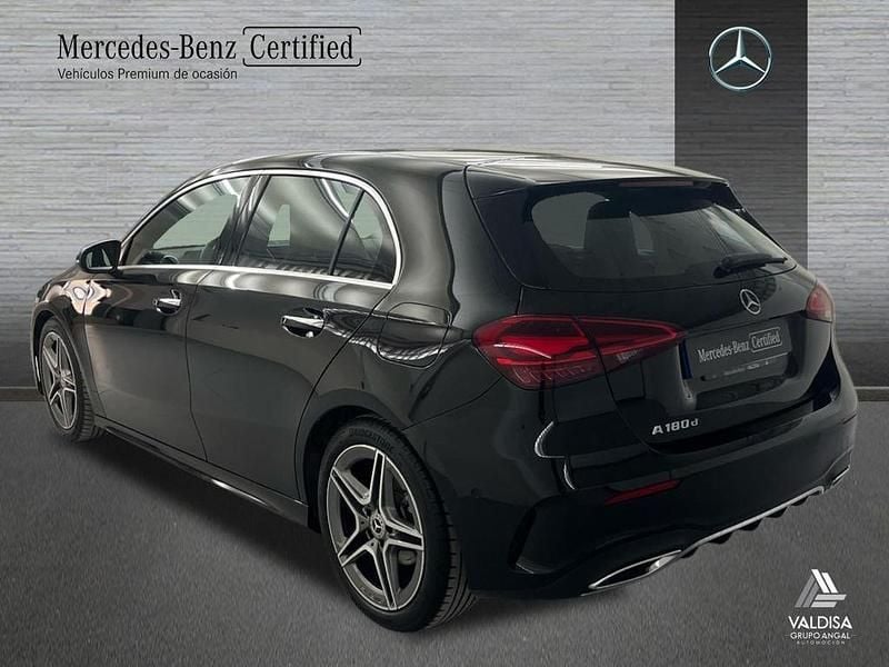 Usado Mercedes A180 AMG line 116 CV (85 kW) 2024 Negro noche Berlina