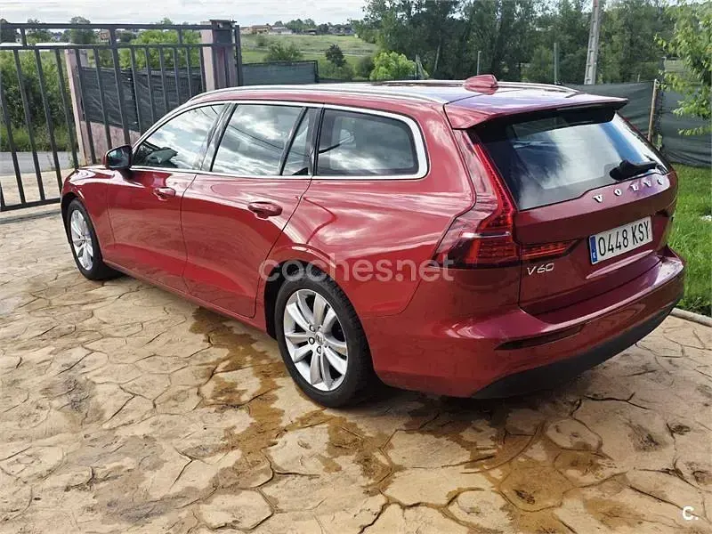 Usado Volvo V60 Momentum 150 CV (110 kW) 2019 Granate Familiar