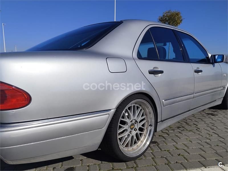 Usado Mercedes E320 Avantgarde 220 CV (161 kW) 1998 Gris / plata Berlina