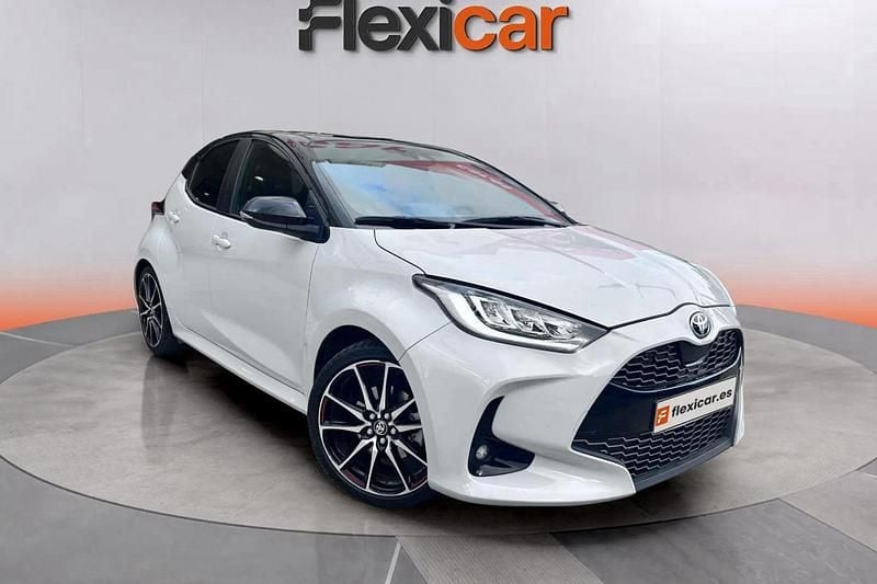 Blanco Usado 2023 Toyota Yaris Hybrid Plus Berlina | 17.990 € (Buen precio) - Imagen 1/4