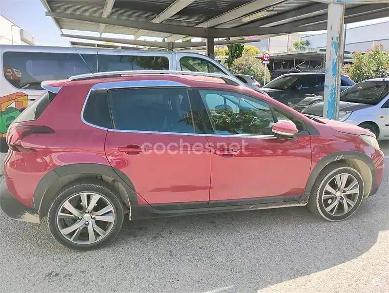 Usado Peugeot 2008 Allure 120 CV (88 kW) 2016 Rojo SUV