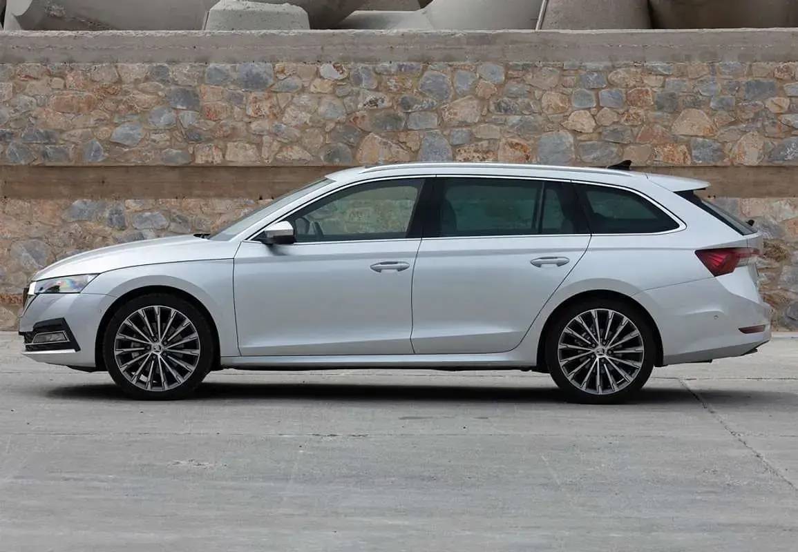 Usado Skoda Octavia Ambition 150 CV (110 kW) 2022 Gris Familiar