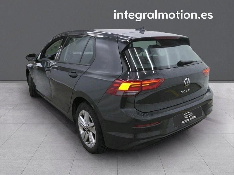 Usado VW Golf VIII Life 110 CV (80 kW) 2022 Negro Berlina