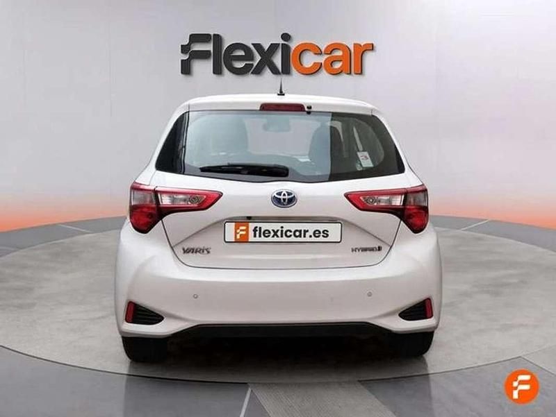 Usado Toyota Yaris Active 111 CV (81 kW) 2019 Blanco Utilitario