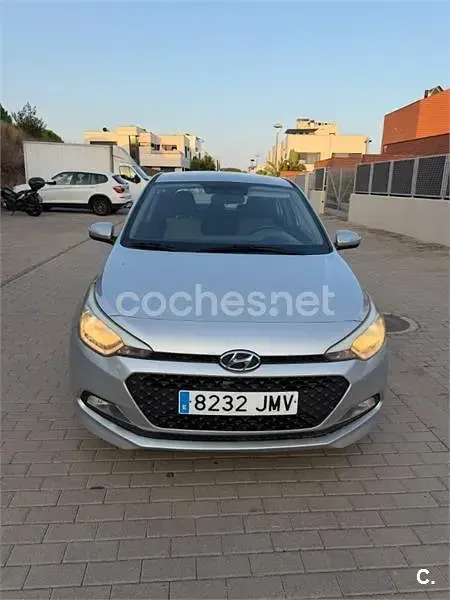 Usado Hyundai i20 84 CV (61 kW) 2016 Gris / plata Berlina