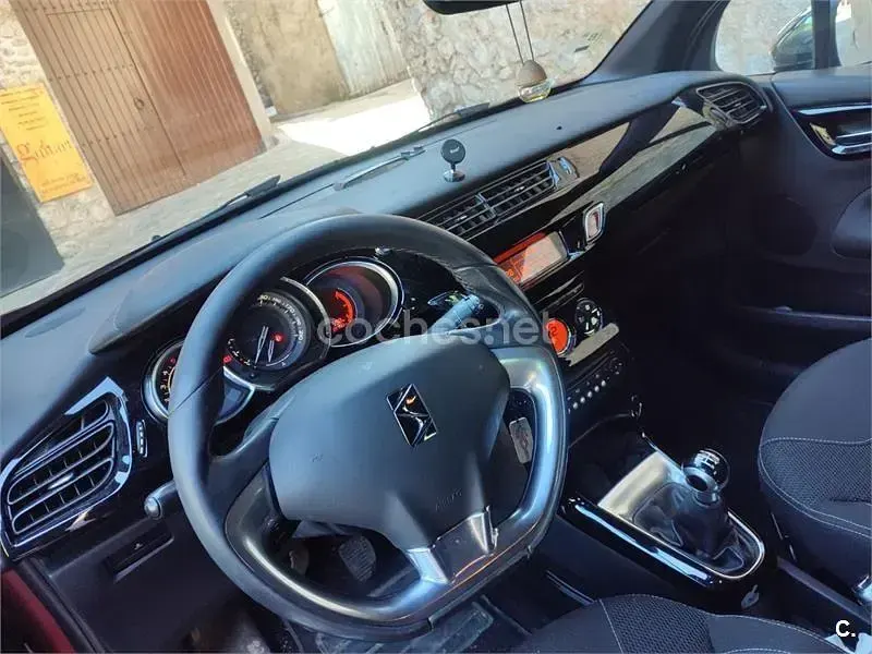 Usado Citroën DS3 112 CV (82 kW) 2011 Granate Utilitario