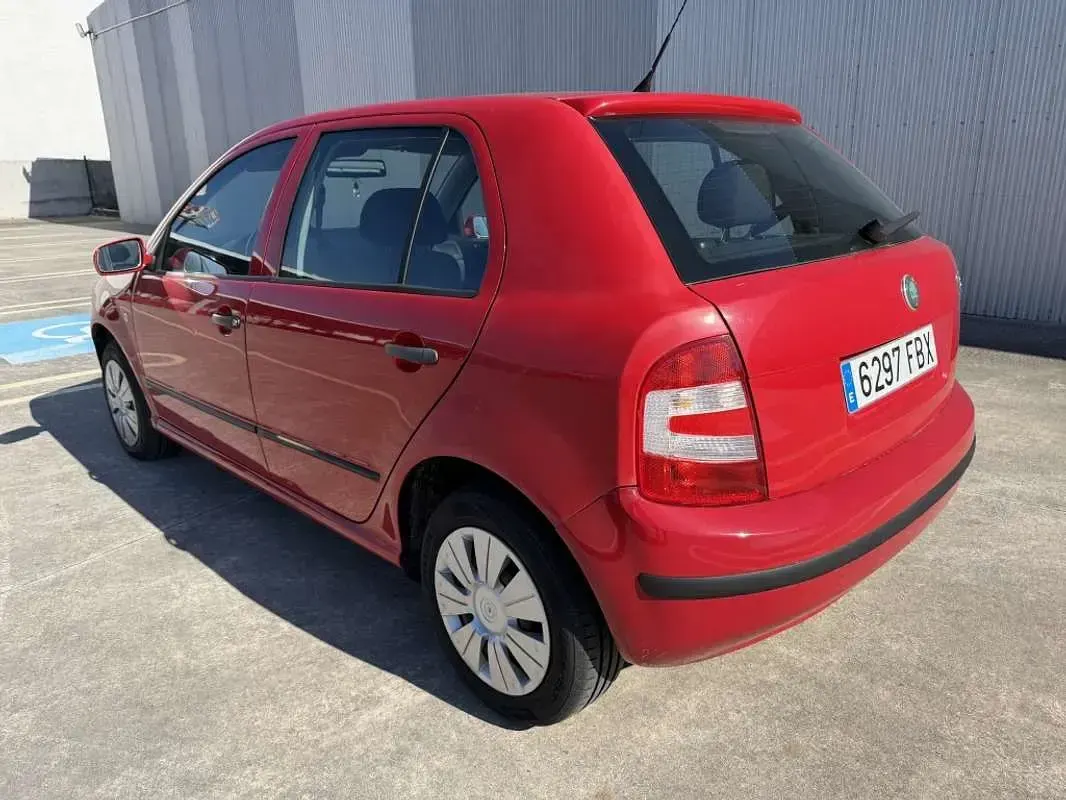 Usado Skoda Fabia 64 CV (47 kW) 2006 Rojo Utilitario