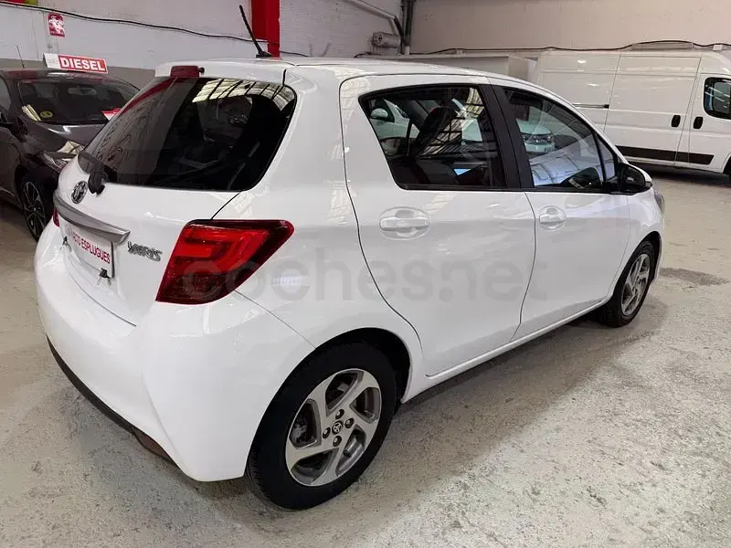 Usado Toyota Yaris Hybrid Active 100 CV (73 kW) 2015 Blanco Berlina