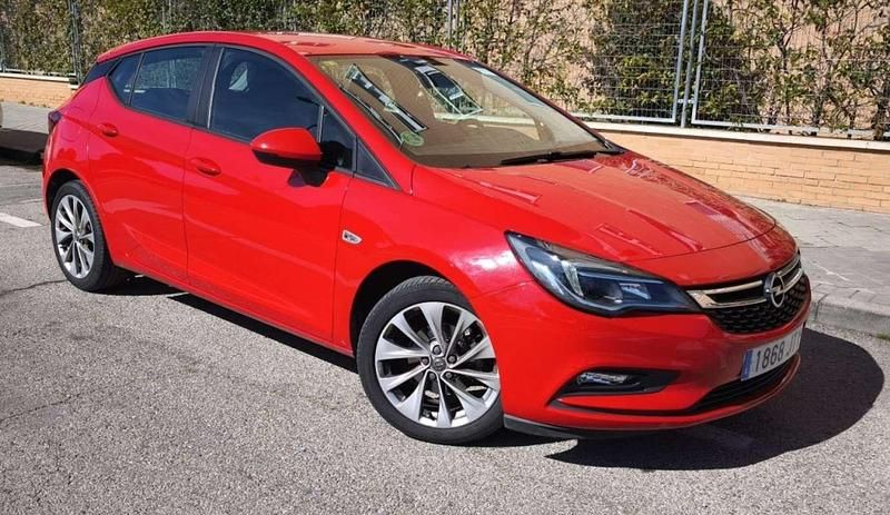Usado Opel Astra Selective 125 CV (91 kW) 2016 Rojo Utilitario
