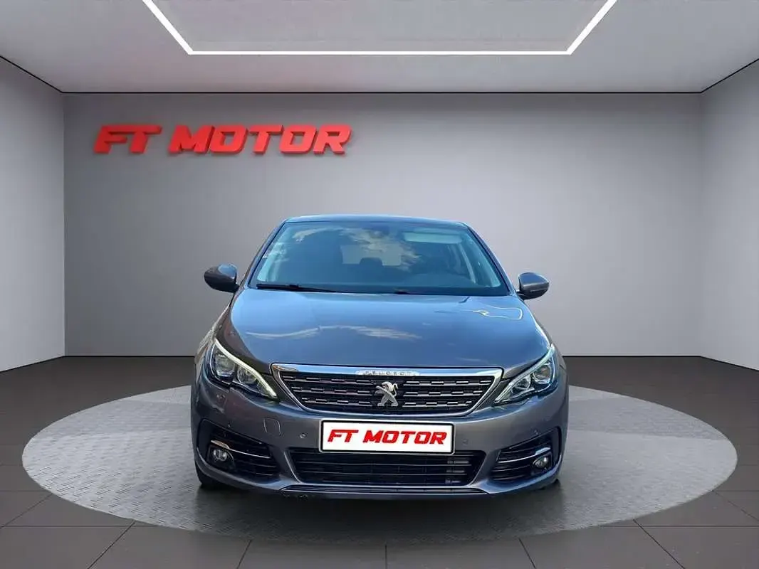 Usado Peugeot 308 Allure 120 CV (88 kW) 2018 Gris Utilitario