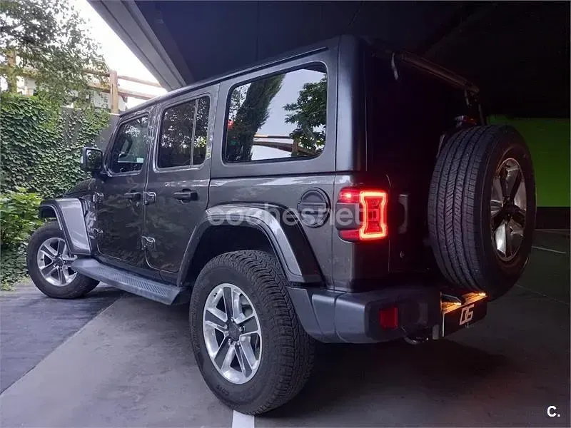 Usado Jeep Wrangler Unlimited Sahara 270 CV (198 kW) 2019 Gris / plata SUV