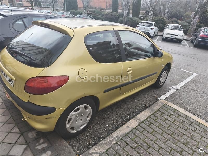 Usado Peugeot 206 70 CV (51 kW) 2003 Amarillo Berlina
