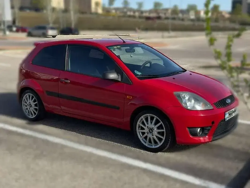 Usado Ford Fiesta Sport 101 CV (74 kW) 2007 Rojo Utilitario