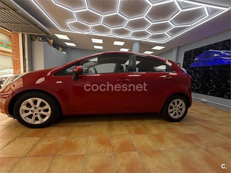 Usado Kia Rio 85 CV (62 kW) 2014 Granate Berlina