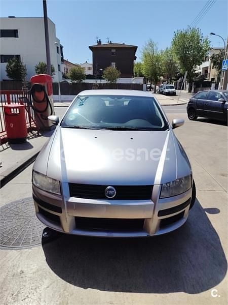 Usado Fiat Stilo Dynamic 103 CV (75 kW) 2002 Gris / plata Berlina