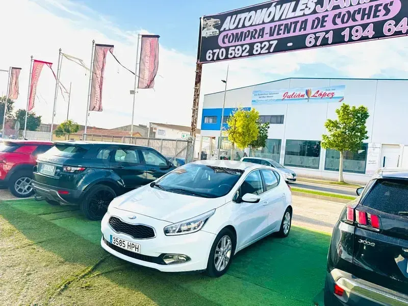 Usado Kia Ceed GT 90 HP (66 kW) 2013 Branco Sedan