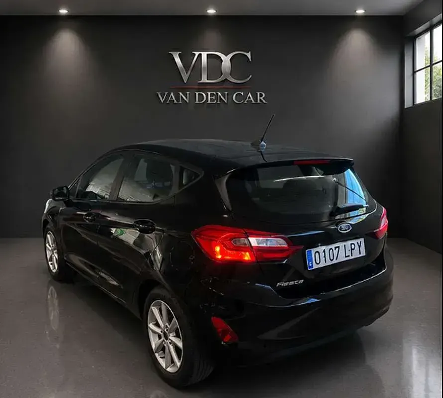 Usado Ford Fiesta Trend 75 CV (55 kW) 2021 Negro Utilitario