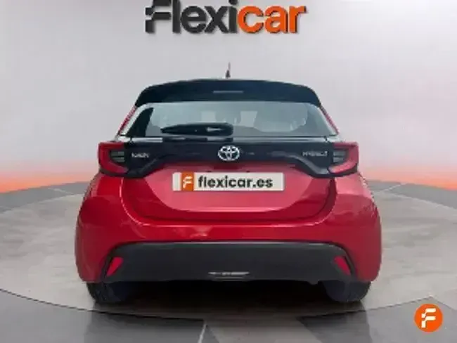 Usado Toyota Yaris Active 116 CV (85 kW) 2023 Rojo Utilitario