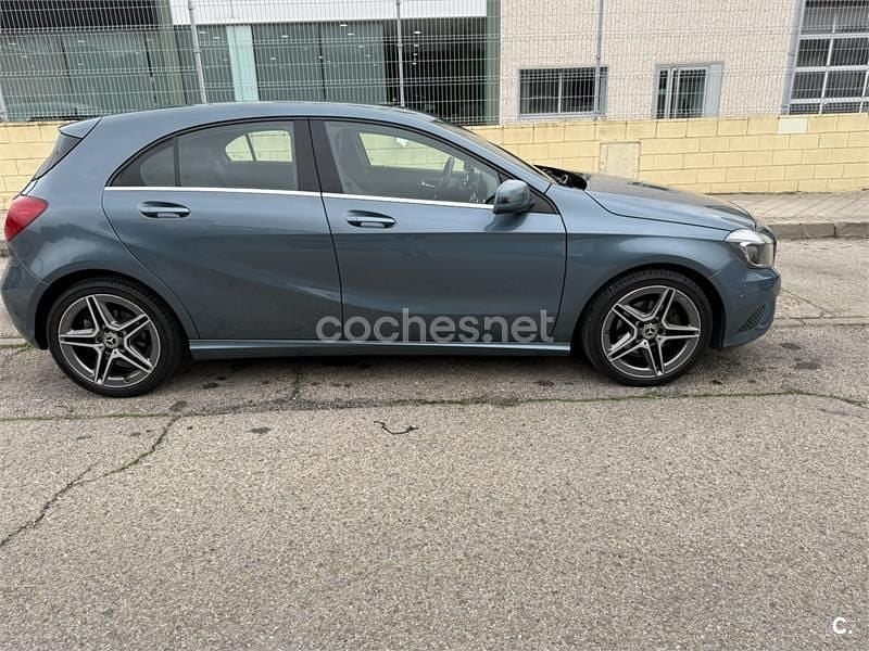 Usado Mercedes A180 Urban 122 CV (89 kW) 2014 Azul Berlina