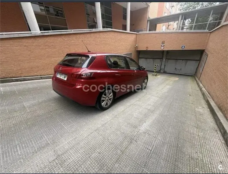 Usado Peugeot 308 Allure 130 CV (95 kW) 2021 Granate Berlina