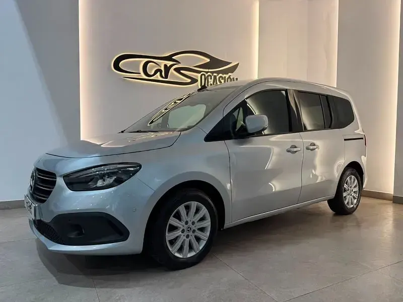 Usado Mercedes T180 116 CV (85 kW) 2023 Gris / plata Monovolumen