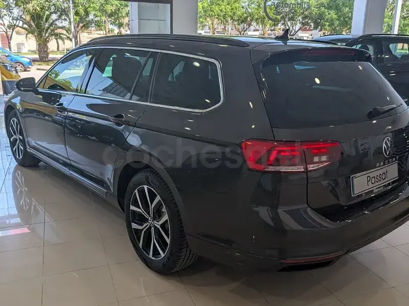 Usado VW Passat Executive 150 CV (110 kW) 2022 Gris / plata Familiar