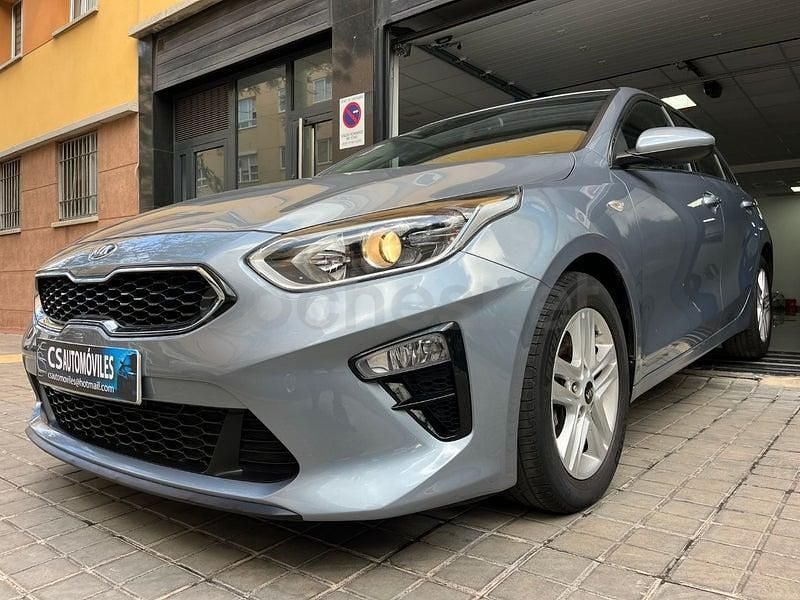 Begagnad Kia Ceed 120 HK (88 kW) 2021 Grå Halvkombi