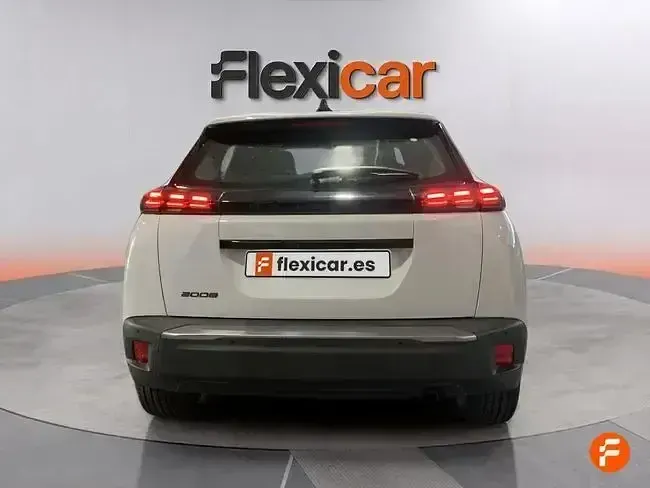 Usado Peugeot 2008 Active 100 CV (73 kW) 2023 Blanco SUV