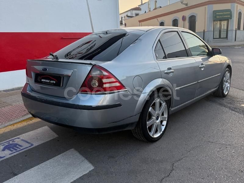 Usado Ford Mondeo Ghia 130 CV (95 kW) 2004 Gris / plata Berlina