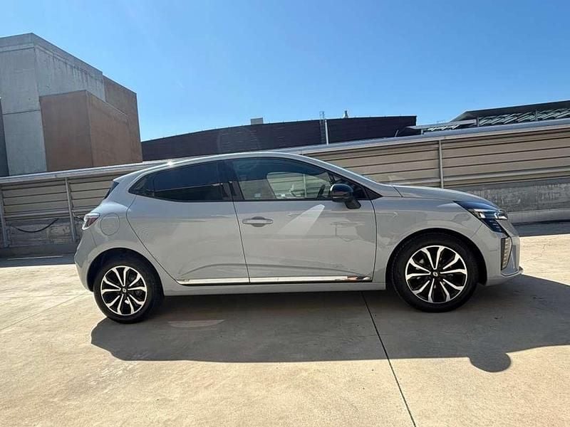 Usado Renault Clio Techno 90 CV (66 kW) 2025 Gris Utilitario