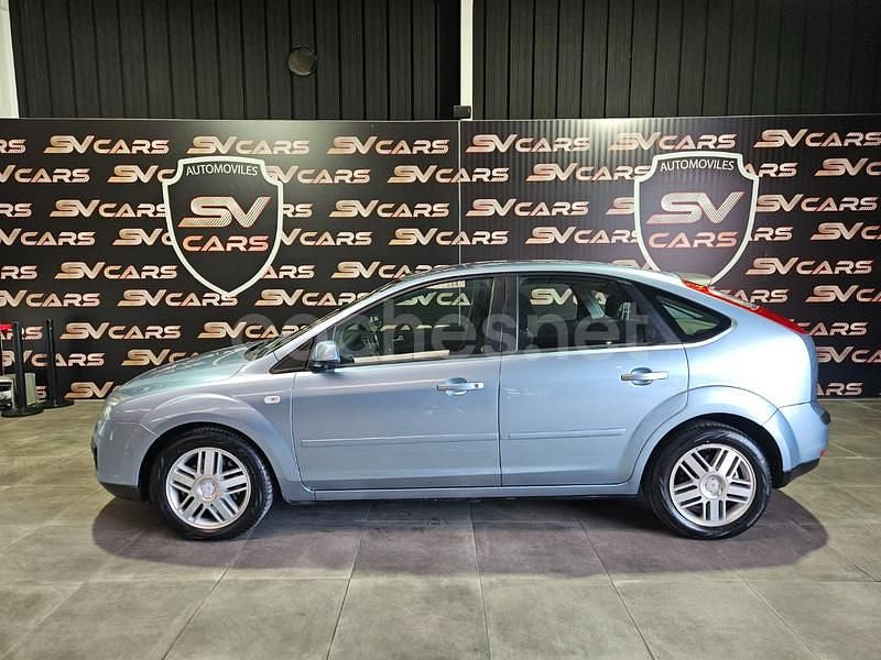 Usado Ford Focus Ghia 115 CV (84 kW) 2006 Azul Berlina